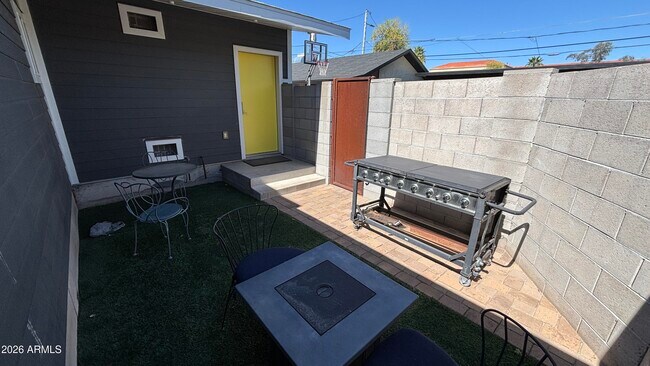 Building Photo - 706 E Whitton Ave