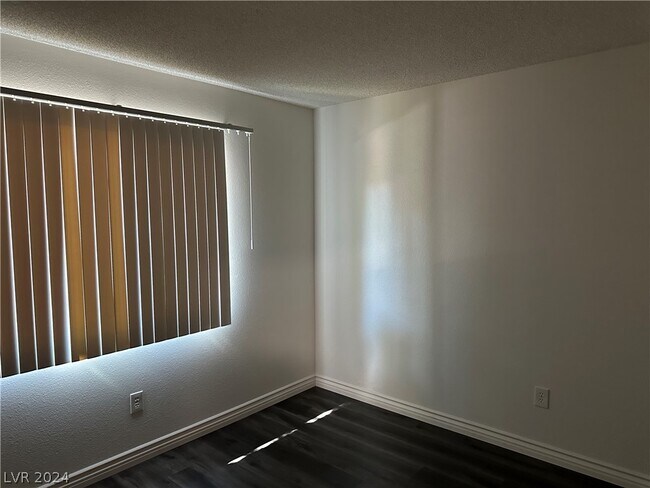 Building Photo - 1121 Willow Tree Dr