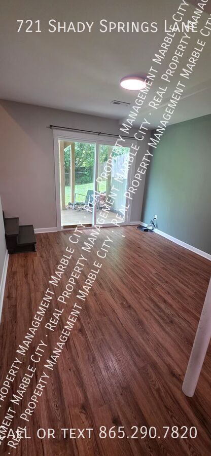Building Photo - 721 Shady Springs Ln