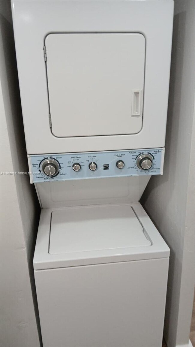 Building Photo - 8820 Fontainebleau Blvd