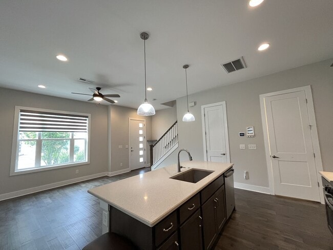 Building Photo - 2/2.5 - MODERN TOWNHOME IN THE NATIONS