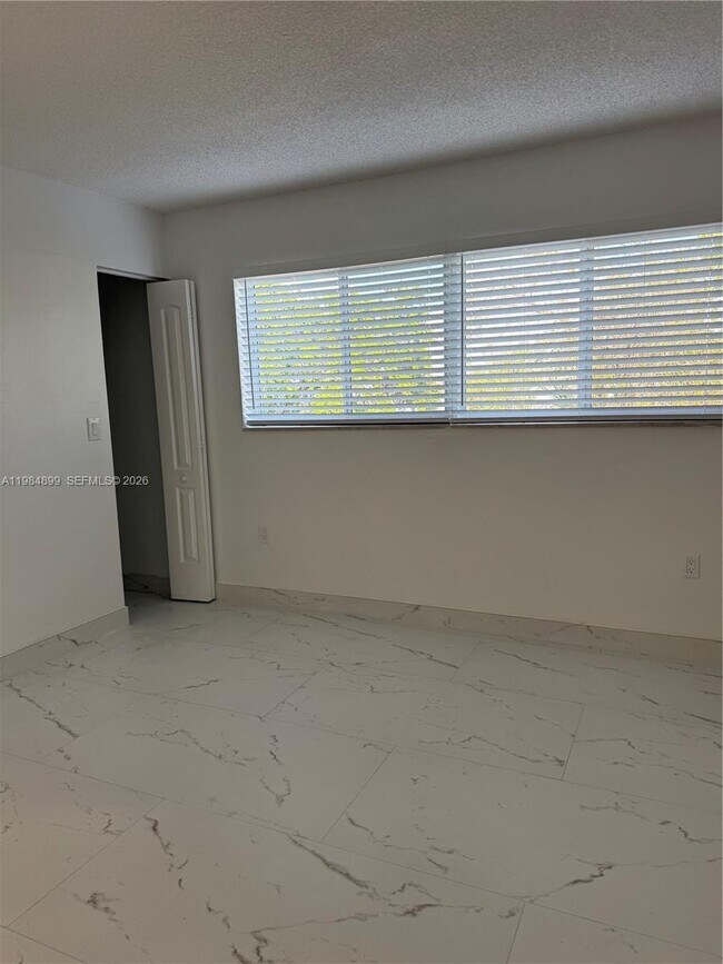 Building Photo - 9365 Fontainebleau Blvd