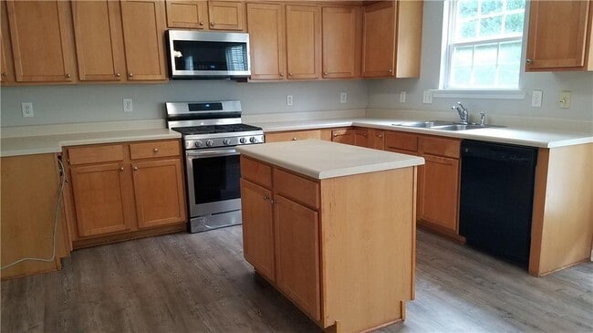 Building Photo - 3652 Roxfield Dr NE