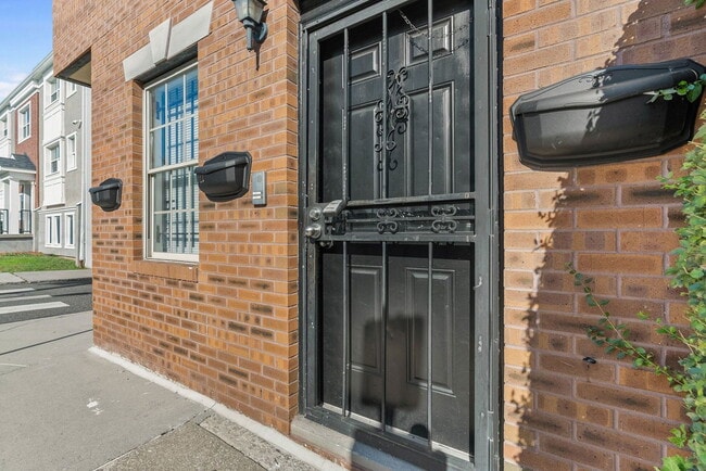 Building Photo - 621 N 33rd St
