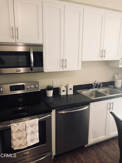 Building Photo - 300 W 9th St