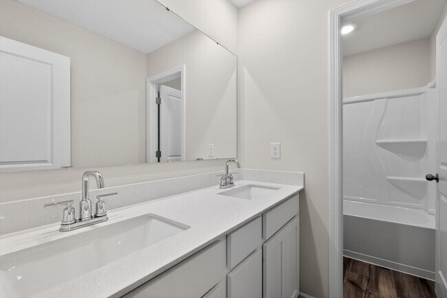 Building Photo - Spacious 5BR House in Statesville