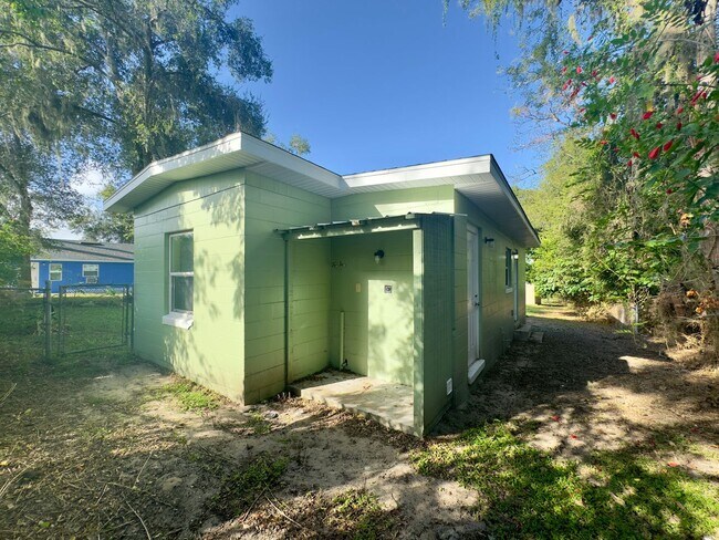 Building Photo - Charming Two Bedroom, One Bath Single Family Home Nestled in Leesburg FL!