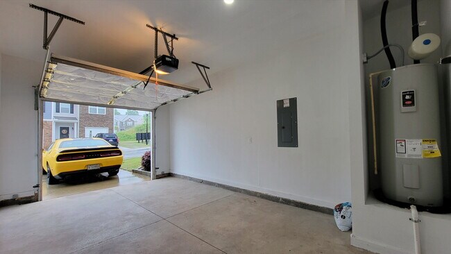 Building Photo - MOVE-IN SPECIAL! 1/2 OFF 1st MONTHS RENT.