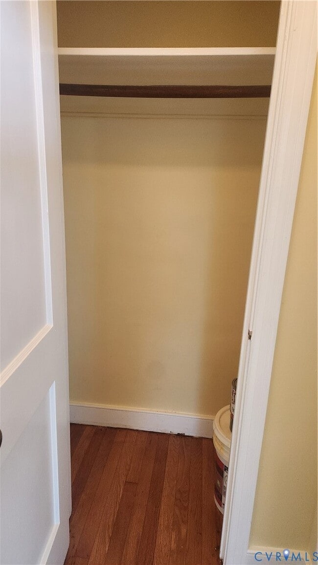 Building Photo - 428 Roslyn Ave