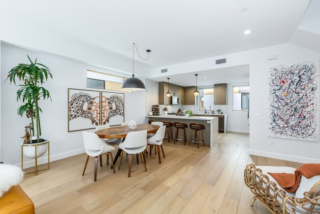 Building Photo - Stunning home in Studio City!