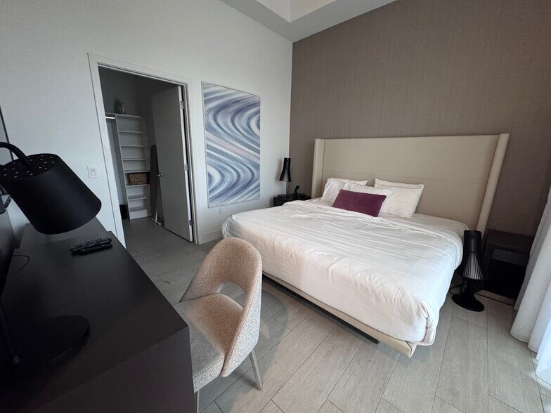 Building Photo - 4010 S Ocean Dr