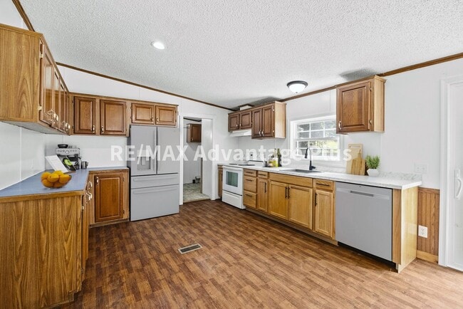 Building Photo - Spacious 4 bedroom home in private setting