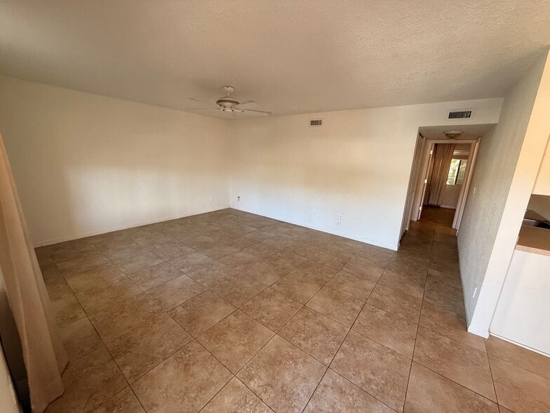 Building Photo - 4613 Bayshore Dr