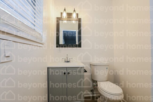 Building Photo - Beautifully renovated home with 3 bedroom ...