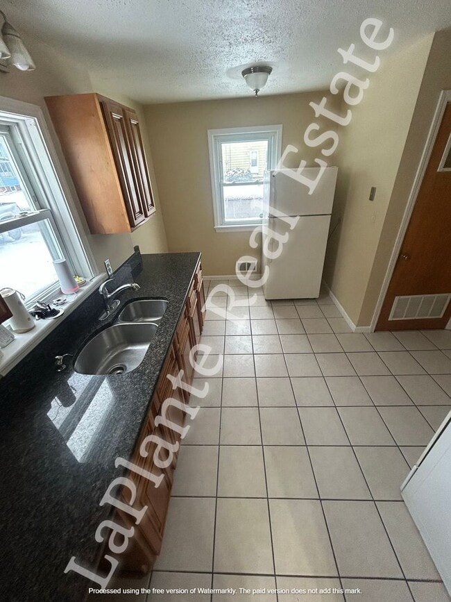 Building Photo - Charming 3-bedroom in North Toledo, on the west side of I-75