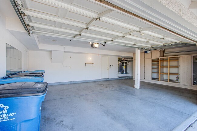 Building Photo - Beautiful 3Bed/3Bath cul-de-sac home located  in The Lakes Community with a sparkling pool and spa!