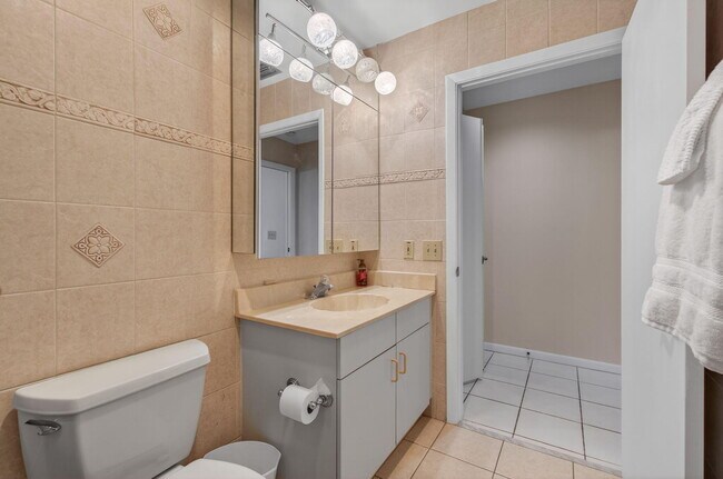 Building Photo - 2925 Riviera Dr