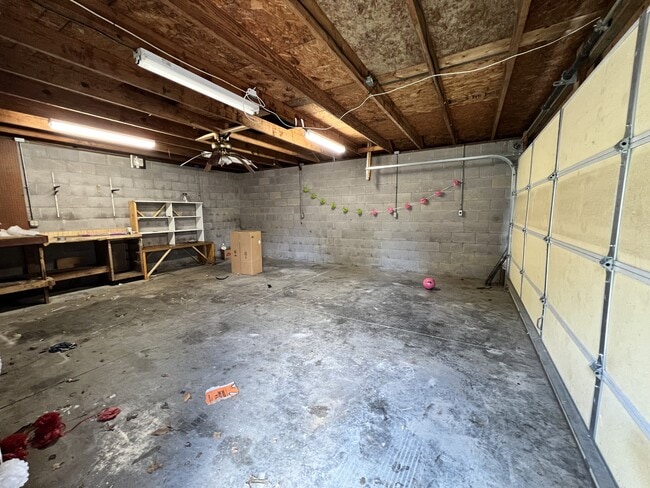 Building Photo - 3700 Hillcross Dr