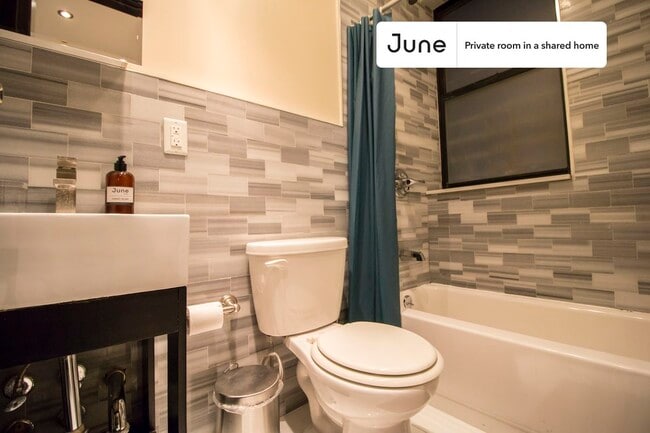 Building Photo - Private bedroom in 4 bed/2 bath Home