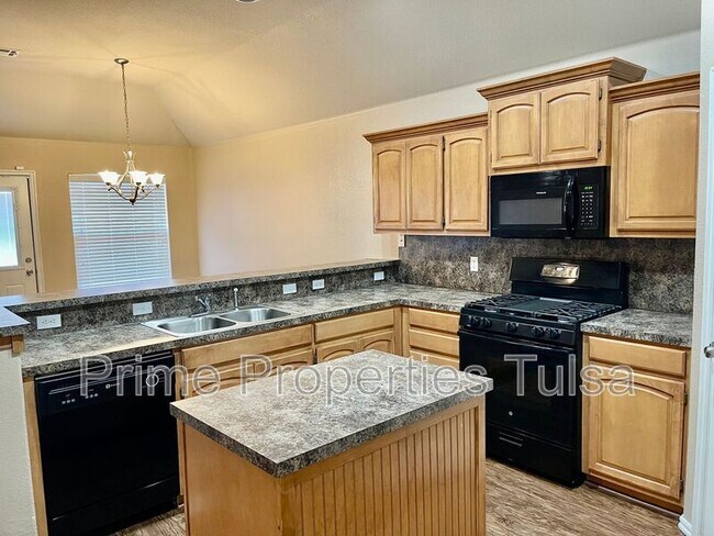 Building Photo - 108 E Granger St