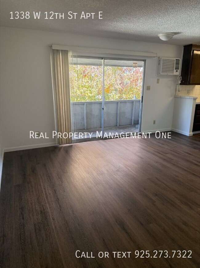 Building Photo - Refreshed 2 Bed, 1 Bath Tracy Apartment