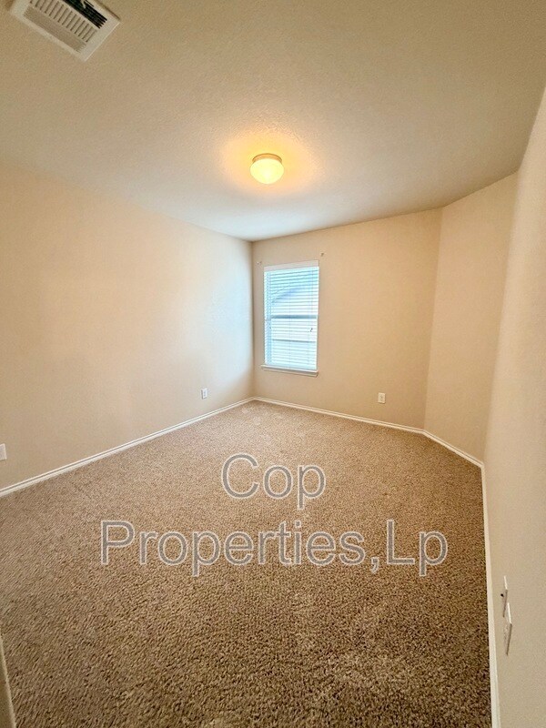 Building Photo - 741 Clearbrook Ave