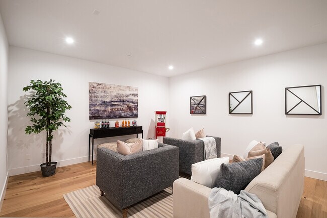 Building Photo - 724 13th St