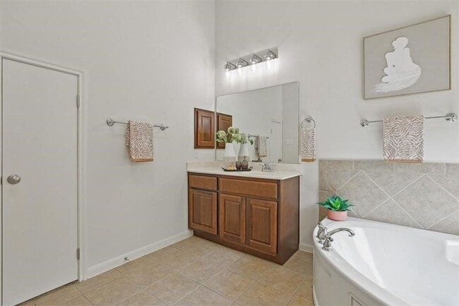 Building Photo - Red Oaks Subdivision / 5 bedrooms, 4 bathr...