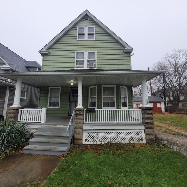 Primary Photo - Single Family Home 3 beds 1 bath Available...