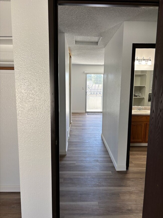 Building Photo - VERY NICE 2 BED/1 BATH 2ND FLOOR CONDO - N...