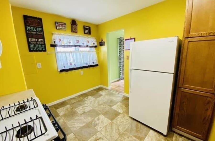 kitchen - 1051 Frank St