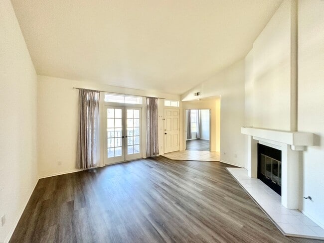 Building Photo - Beautiful Upstairs Condo Unit in the Priva...
