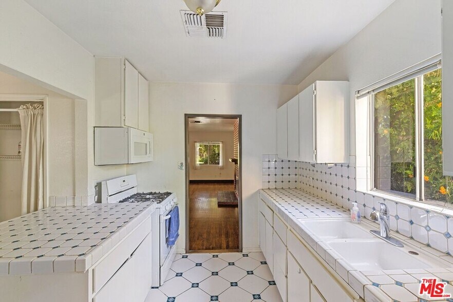 Kitchen - 5723 Stansbury Ave