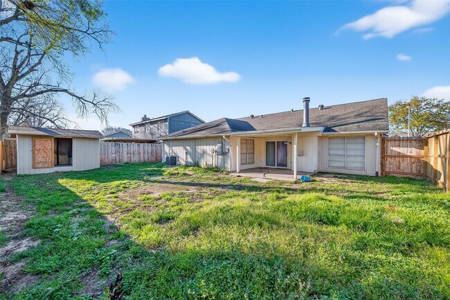 Building Photo - 15811 Pfeiffer Dr