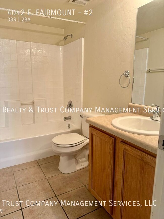 Building Photo - Spacious 3-bedroom unit!