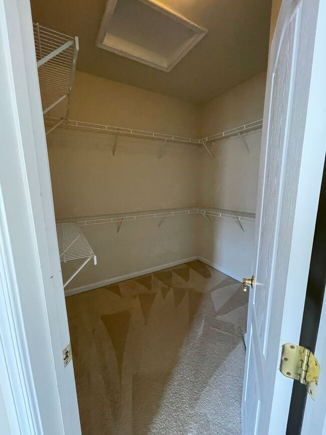 Building Photo - Stunning Light-Filled 3 Bed 2/2 Bath Townhome In Sought After Brambleton