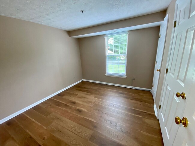 Building Photo - Great condo! Close to commuter routes!
