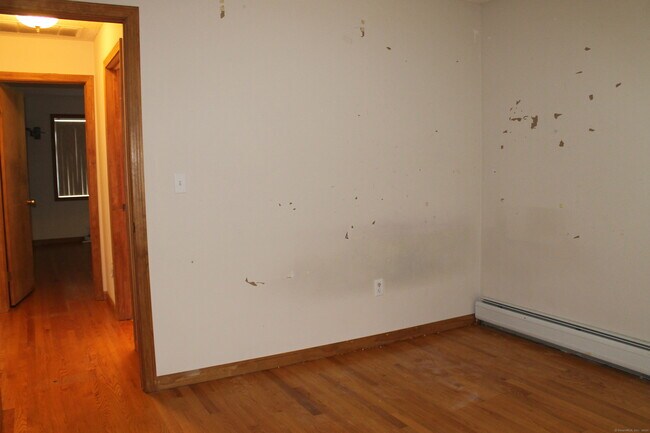 Building Photo - 30 1/2 Mallory St