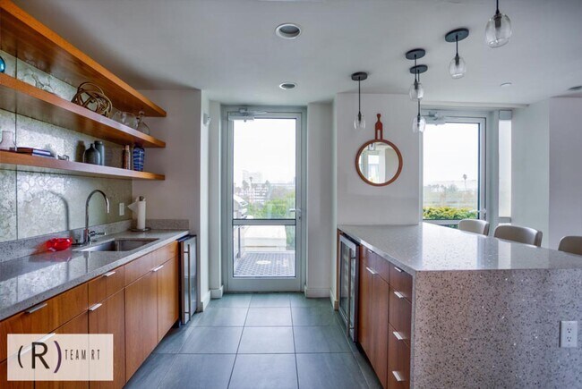 Building Photo - Oceanview Luxurious Chic Condo for High Quality Lifestyle