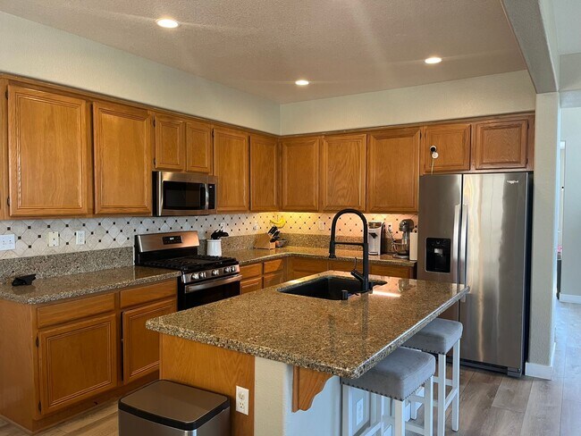 Building Photo - Pool Home - 4 bedroom - Paseo Del Sol
