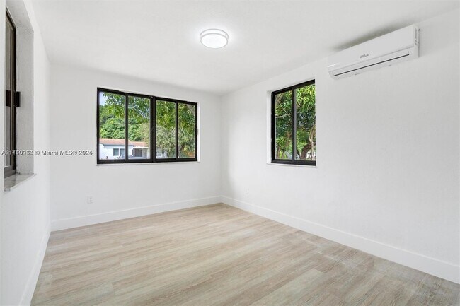 Building Photo - 10845 Peachtree Dr