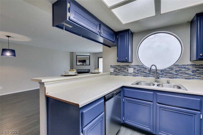 Building Photo - 810 N Sloan Ln