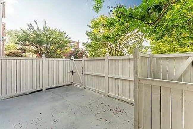 Building Photo - Beautiful 3bd 3bath home!