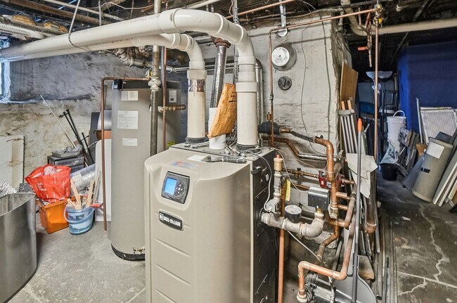 Building Photo - 1220 Louden St