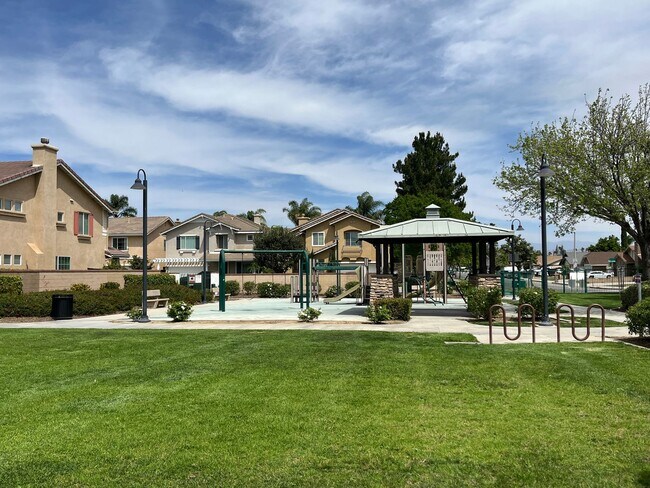 Building Photo - 3 bedroom, 2.5 bath Home for Rent in the Riverwalk