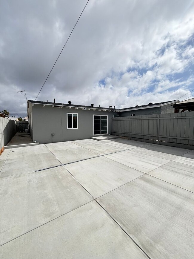 Building Photo - 2 bedrooms 1 bath duplex in Chula Vista.