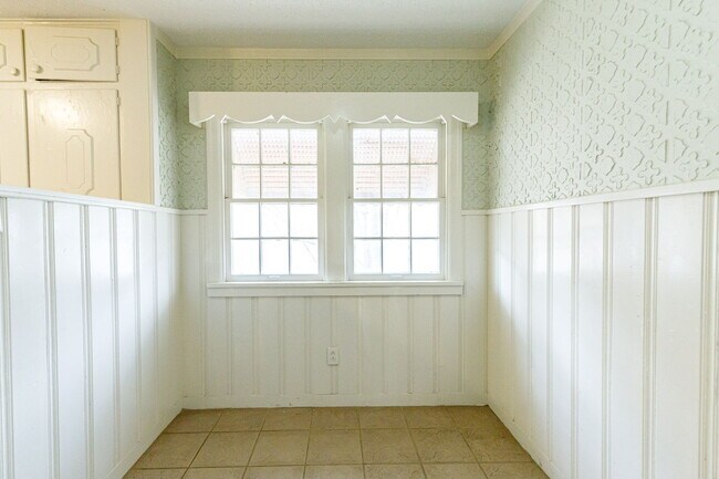 Building Photo - 3 bedroom less than 1 mile from Tech