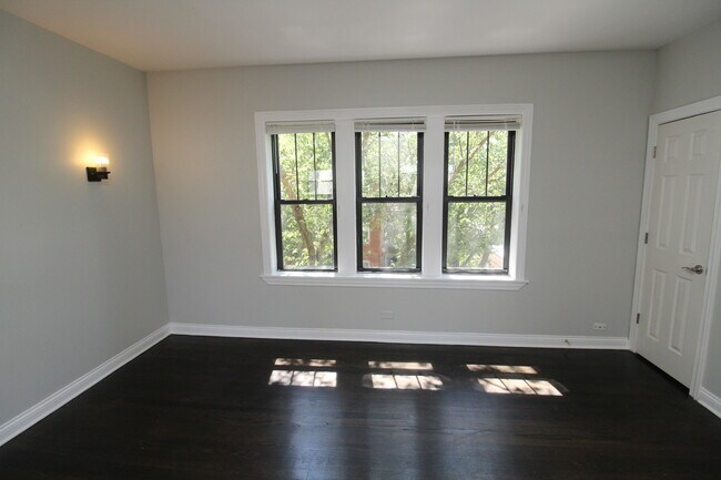 Building Photo - 1542 W Waveland Ave