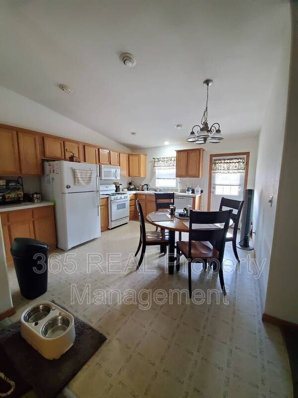 Building Photo - 644 School House Dr