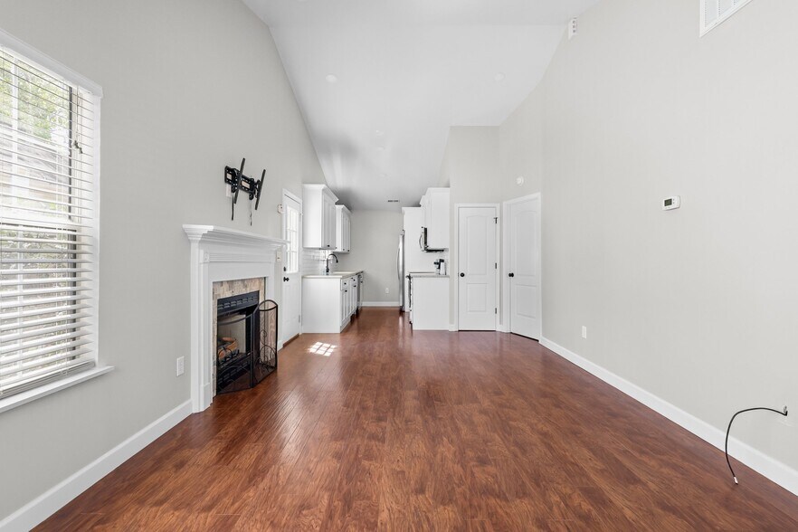 Building Photo - 303 Southcreek Dr